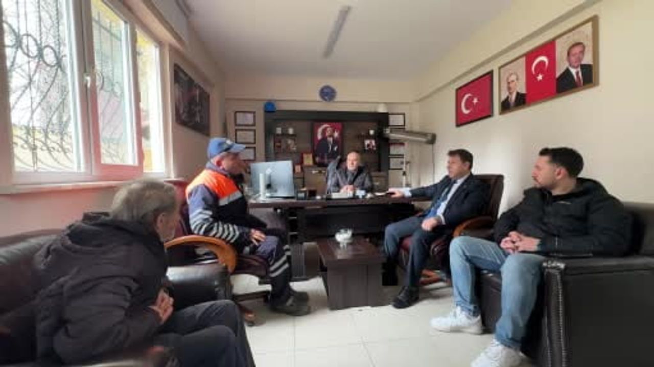 Esenyurt Belediyesi personeli bulduğu para dolu poşeti sahibine teslim etti