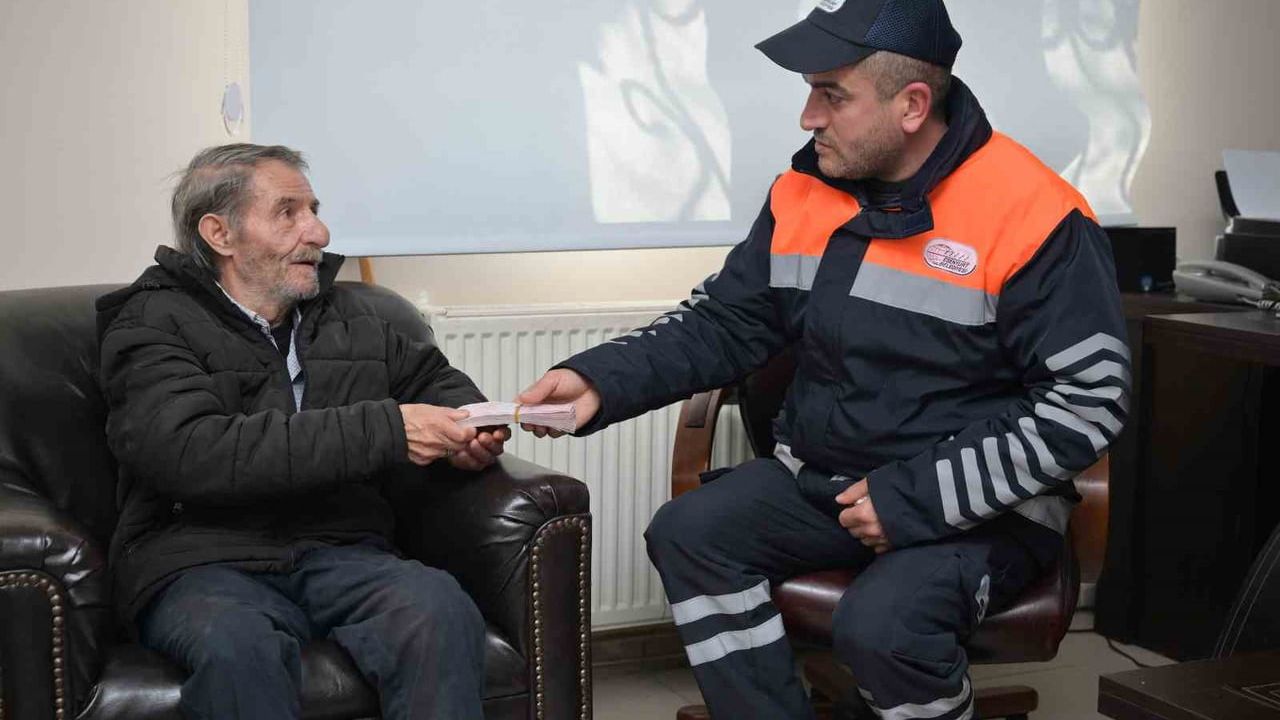 Esenyurt Belediyesi personeli yolda bulduğu para dolu poşeti sahibine teslim etti