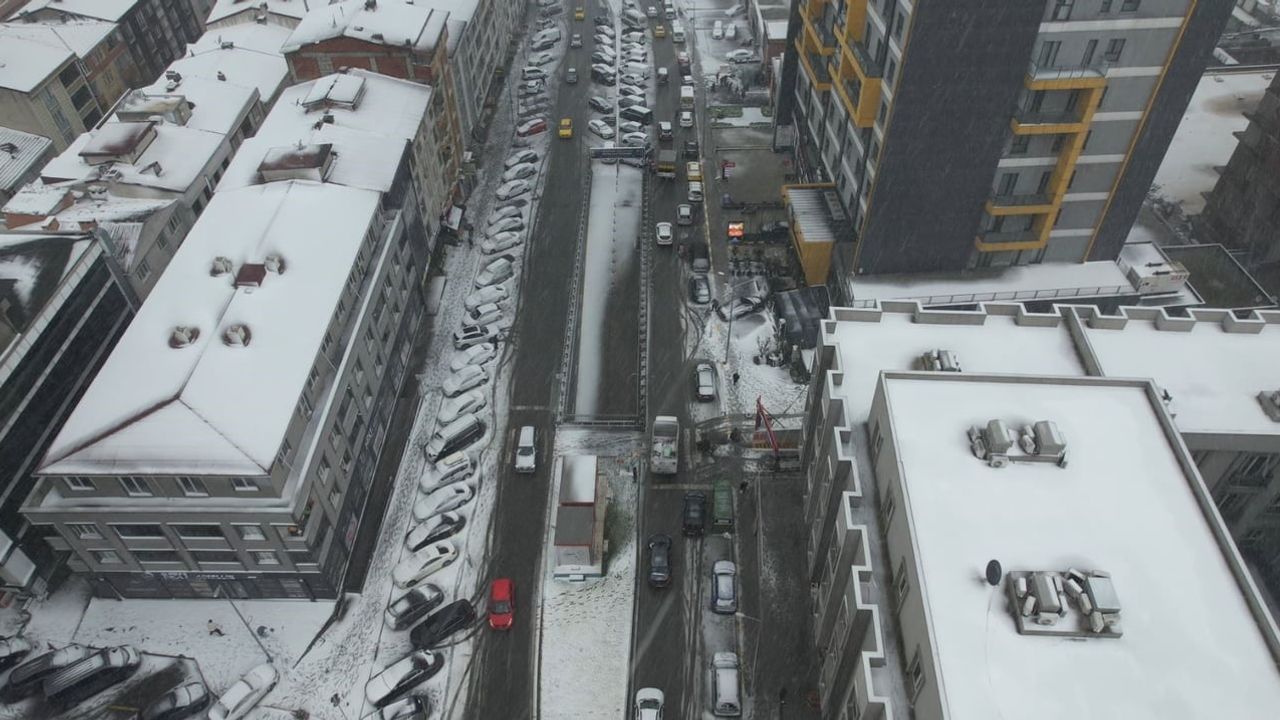 Esenyurt beyaza büründü: Kar yağışı havadan görüntülendi