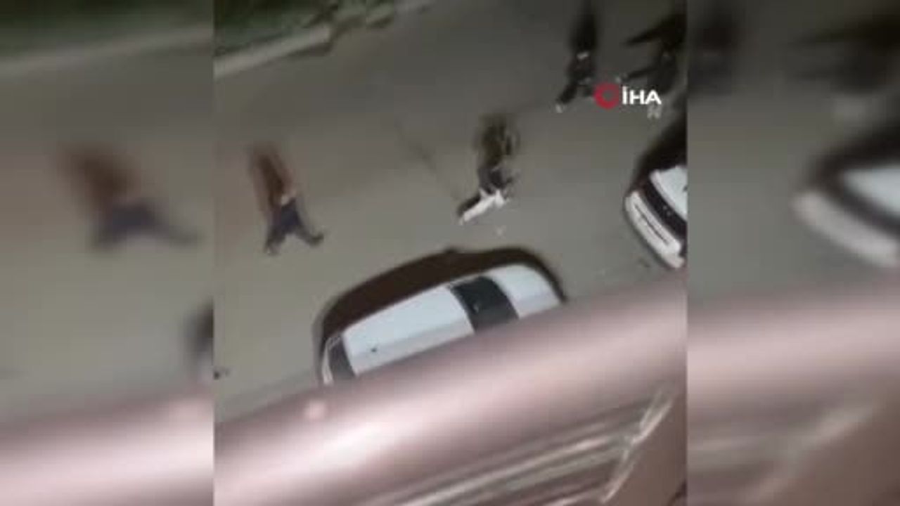 Esenyurt Çınar Mahallesi'nde Gençler Arasında Çıkan Kavgada Bıçakla Yaralanma — O Anlar Kamerada