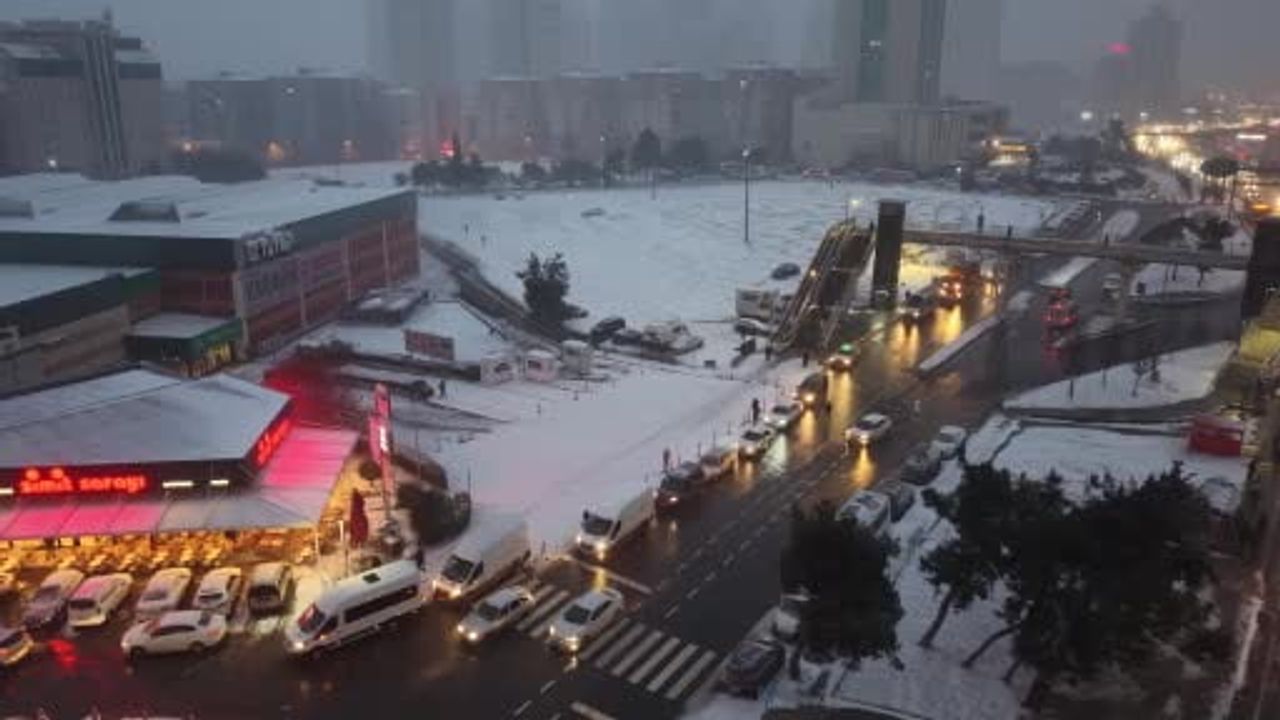 Esenyurt gece karla kaplandı: Sabah saatlerinde havadan görüntüler