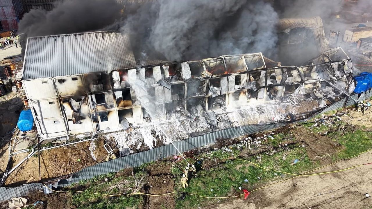 Esenyurt Orhan Gazi Mahallesi'nde İşçilerin Kaldığı Konteynerde Yangın