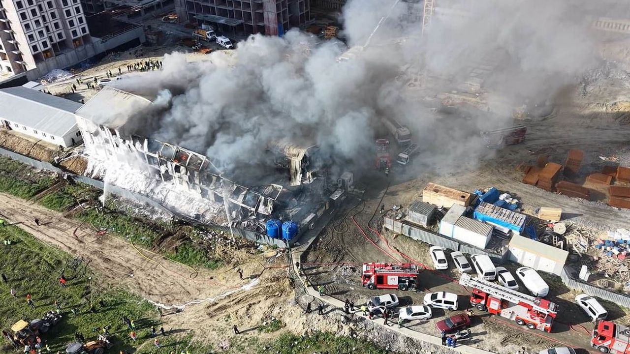 Esenyurt'ta 3 katlı işçi konteynerinde çıkan yangın kontrol altına alındı
