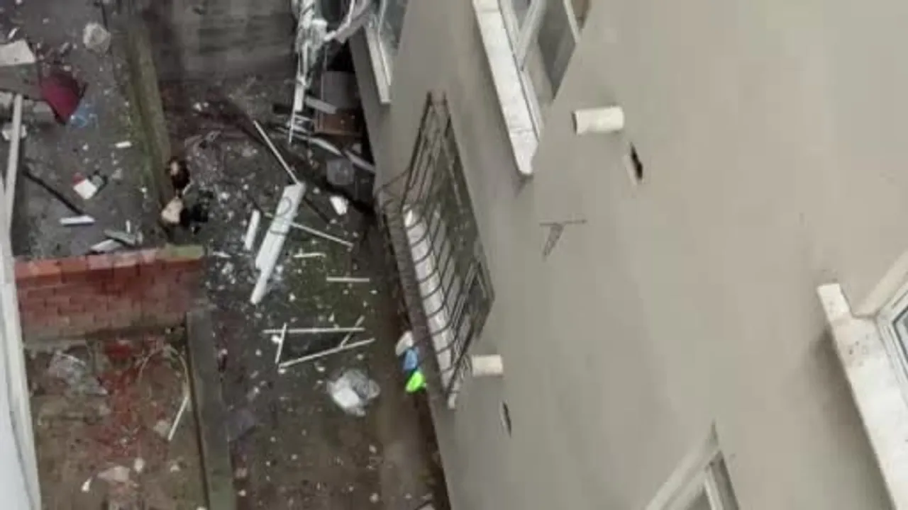 Esenyurt'ta 4 katlı binanın giriş katında patlama; ekipler olay yerinde
