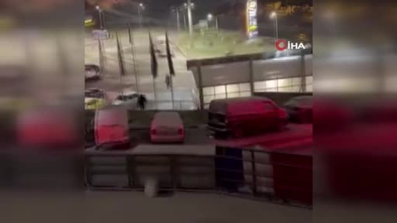 Esenyurt'ta benzinlikte 4 kişi tartıştıkları kişiyi bulamayınca park halindeki araca zarar verdi