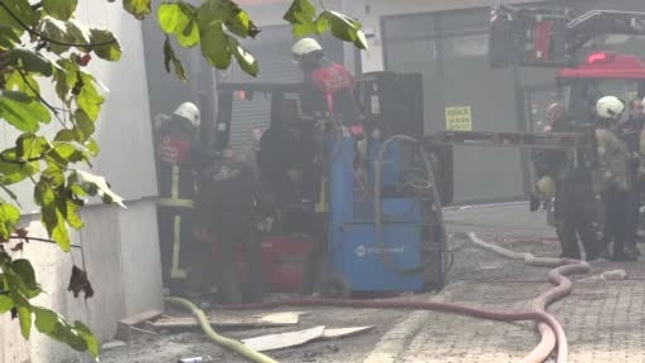 Esenyurt'ta depo yangını: Metrelerce duman yükseldi, 1 işçi etkilendi