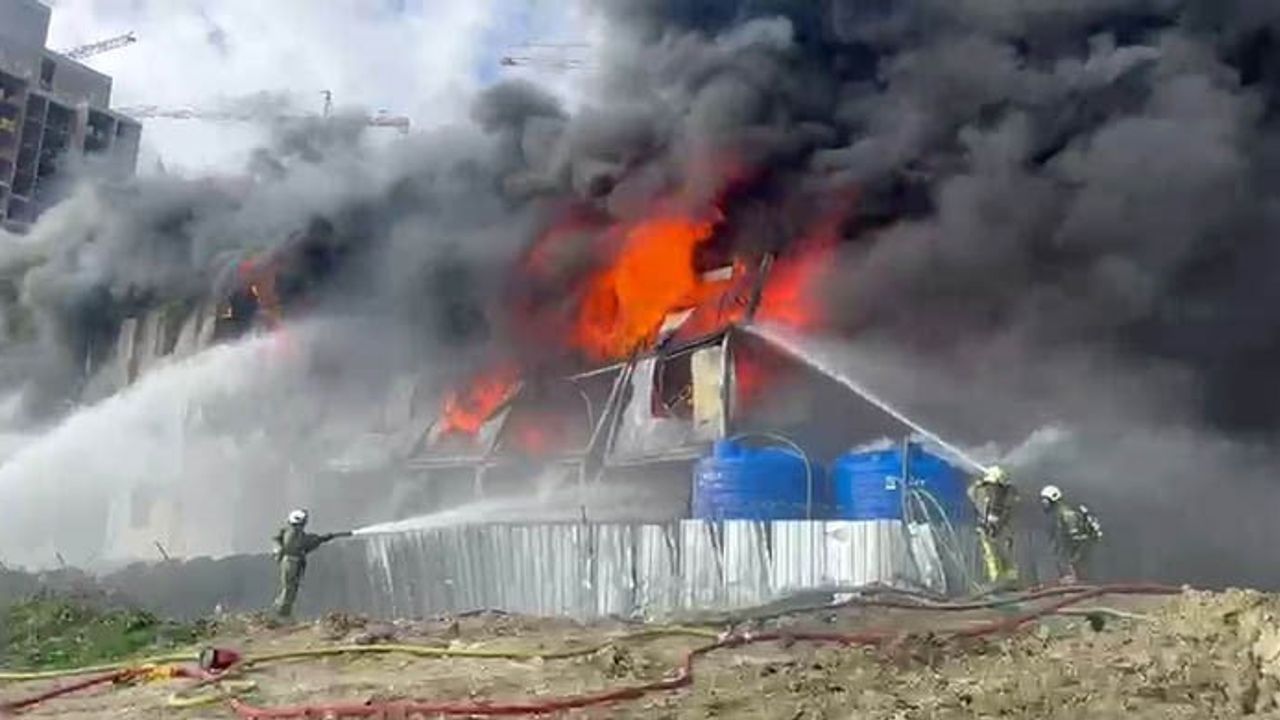 Esenyurt'ta inşaat sahasındaki işçi konteynerinde yangın; itfaiye sevk edildi