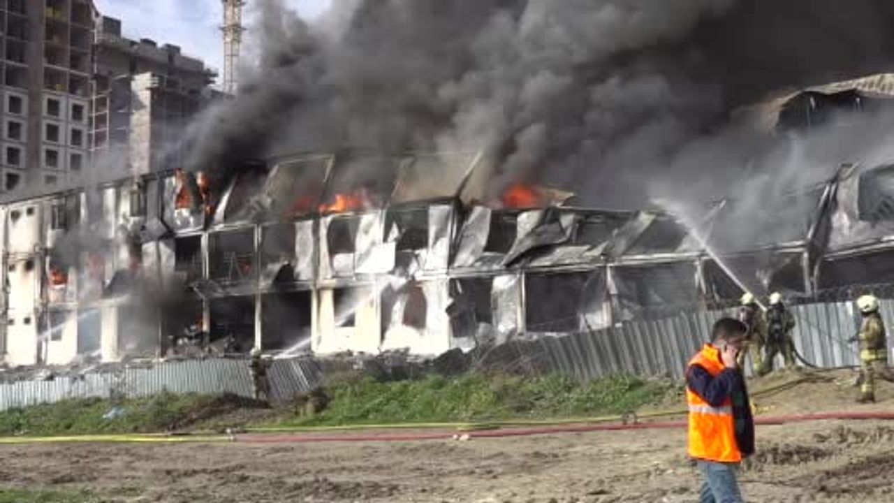 Esenyurt'ta inşaat sahasındaki işçi konteynırında yangın