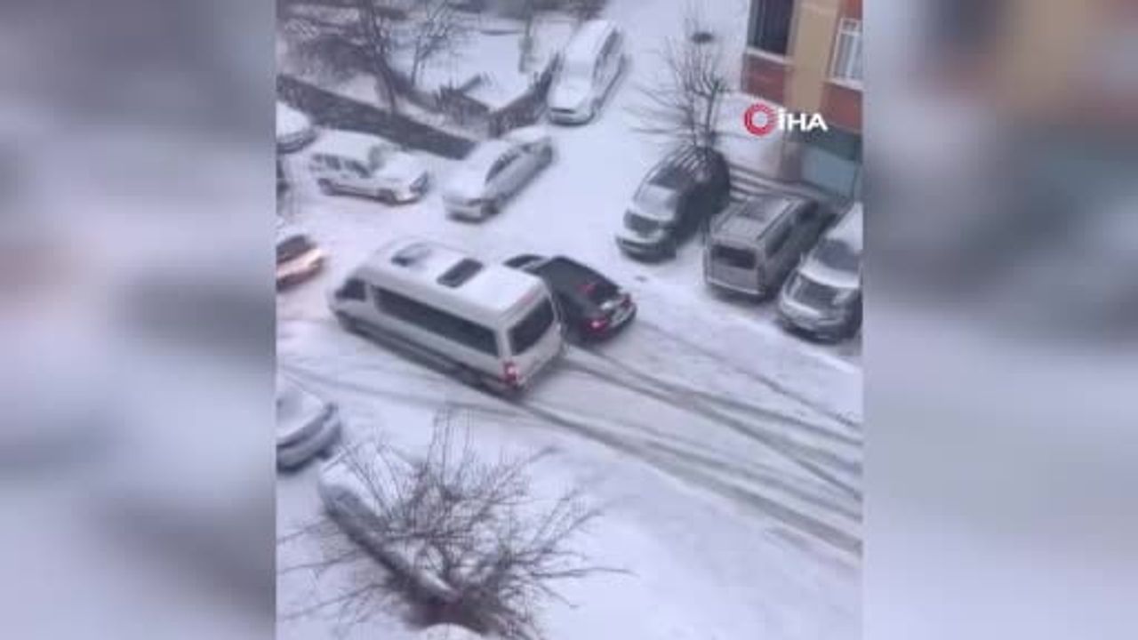 Esenyurt’ta kar ve buzlanma kazalara yol açtı: Araçlar kaydı, hasar oluştu