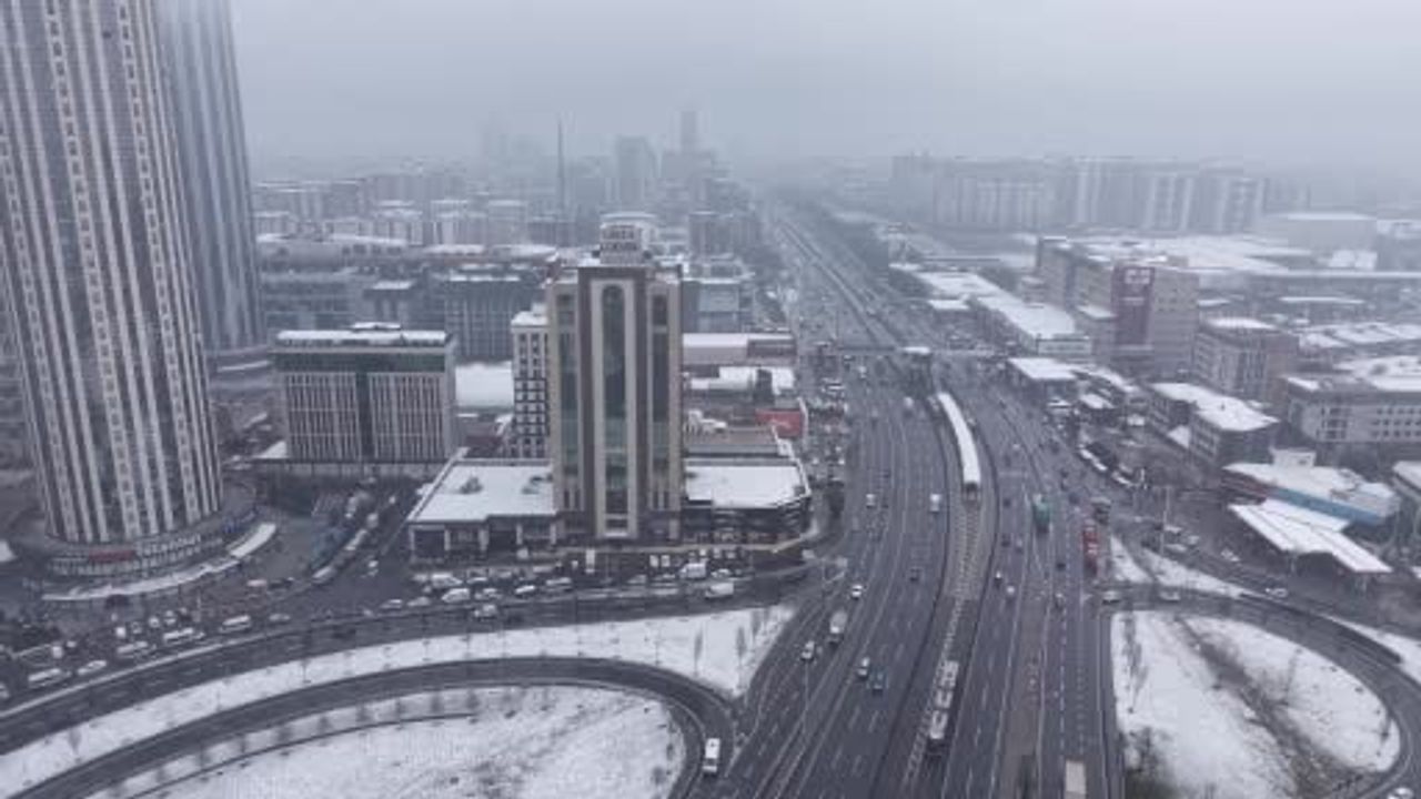 Esenyurt'ta kar yağışı etkisini sürdürüyor