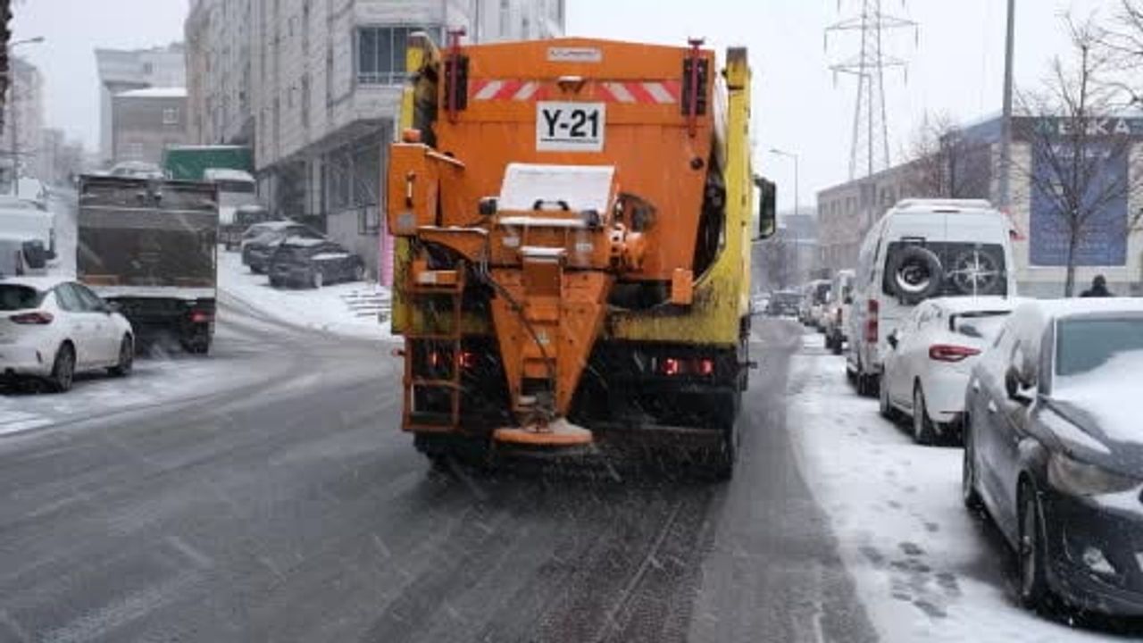 Esenyurt’ta karla mücadele çalışmaları aralıksız sürüyor
