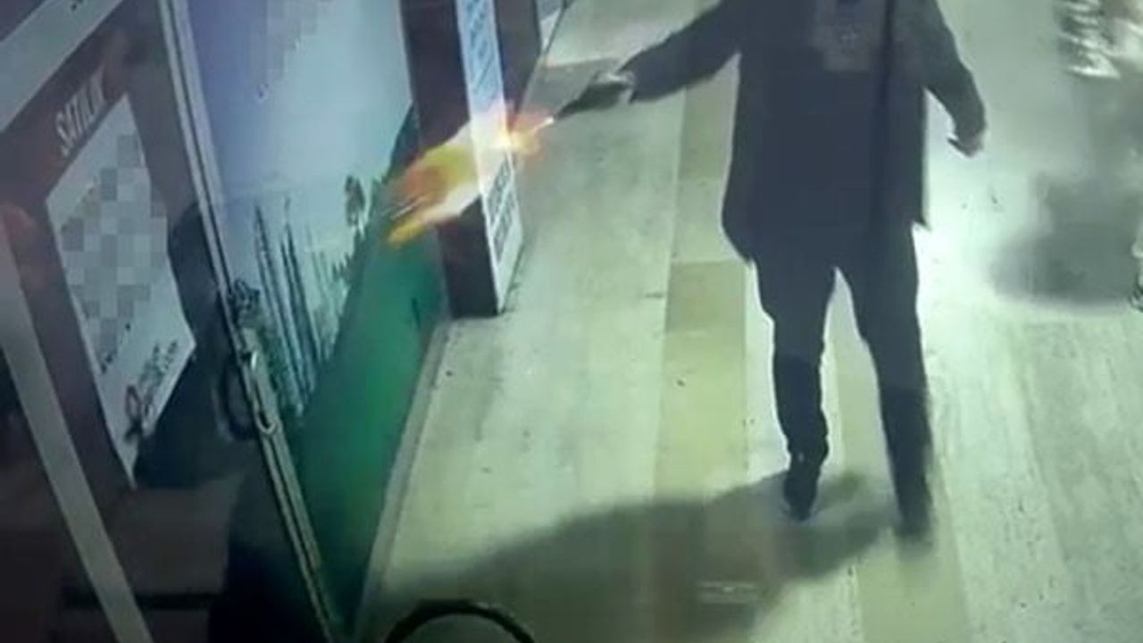 Esenyurt'ta pasajdaki işyeri kurşunlandı; anlar güvenlik kamerasında