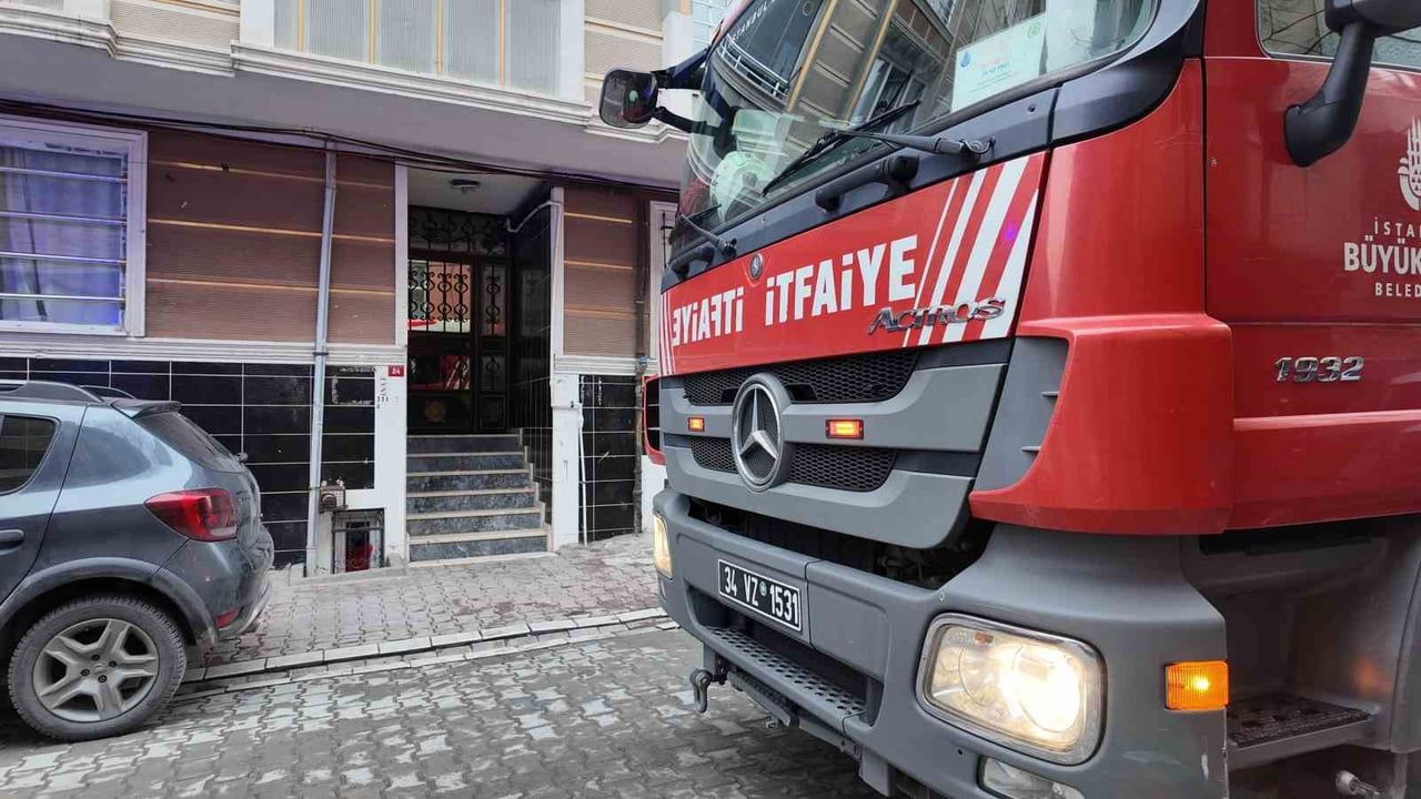 Esenyurt'ta sinir krizi: Kadın otomobilin üzerine çıkarak zıpladı, anlar kamerada