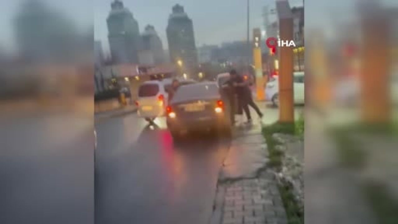 Esenyurt’ta trafik tartışması kavgaya dönüştü; Zafer Mahallesi'nde sürücünün darp edildiği anlar kamerada