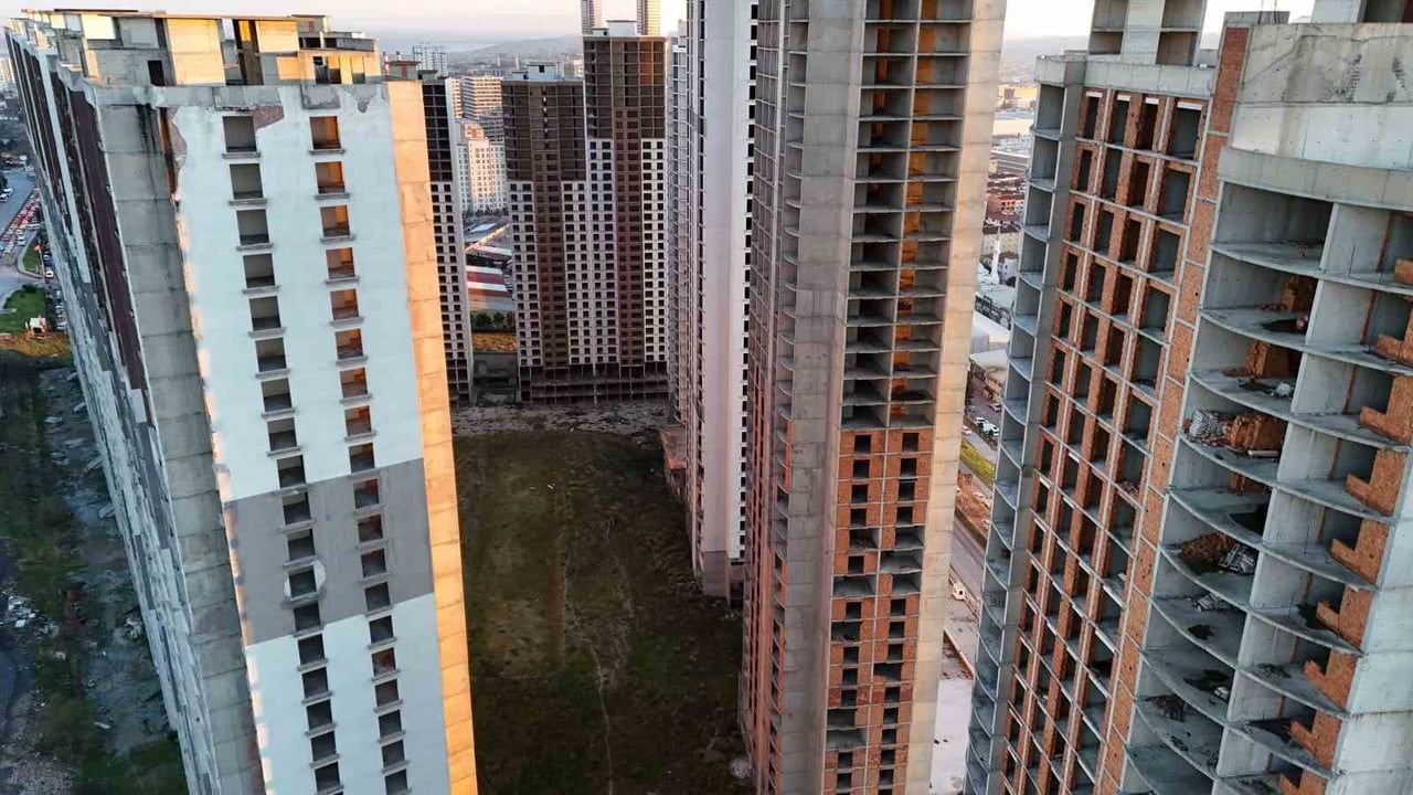 Esenyurt’ta yarım kalan yüksek katlı konut projeleri havadan görüntülendi