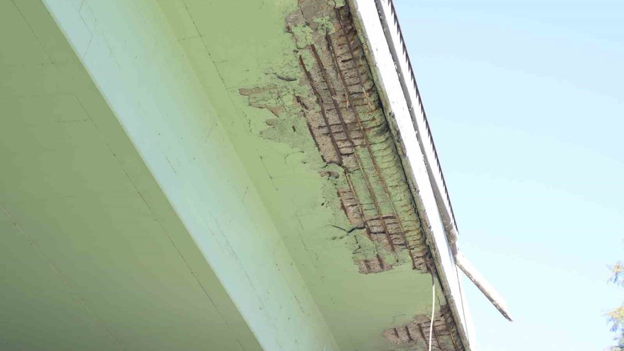 Esenyurt’taki Balıkyolu Köprüsü bakımsızlık iddiası: Yaya ve araç güvenliği riske girdi