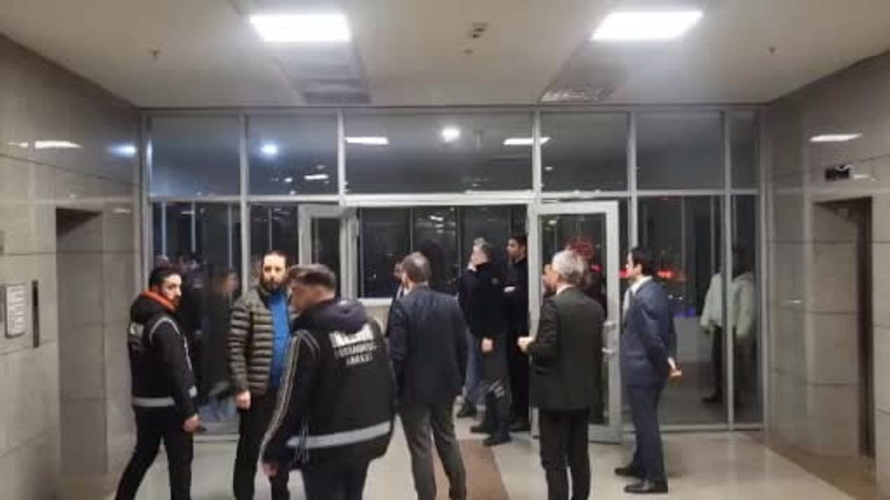 Eski Beşiktaş Belediye Başkanı Rıza Akpolat, İBB'ye yönelik yolsuzluk soruşturmasında tutuklama talebiyle Sulh Ceza Hakimliği'ne sevk edildi