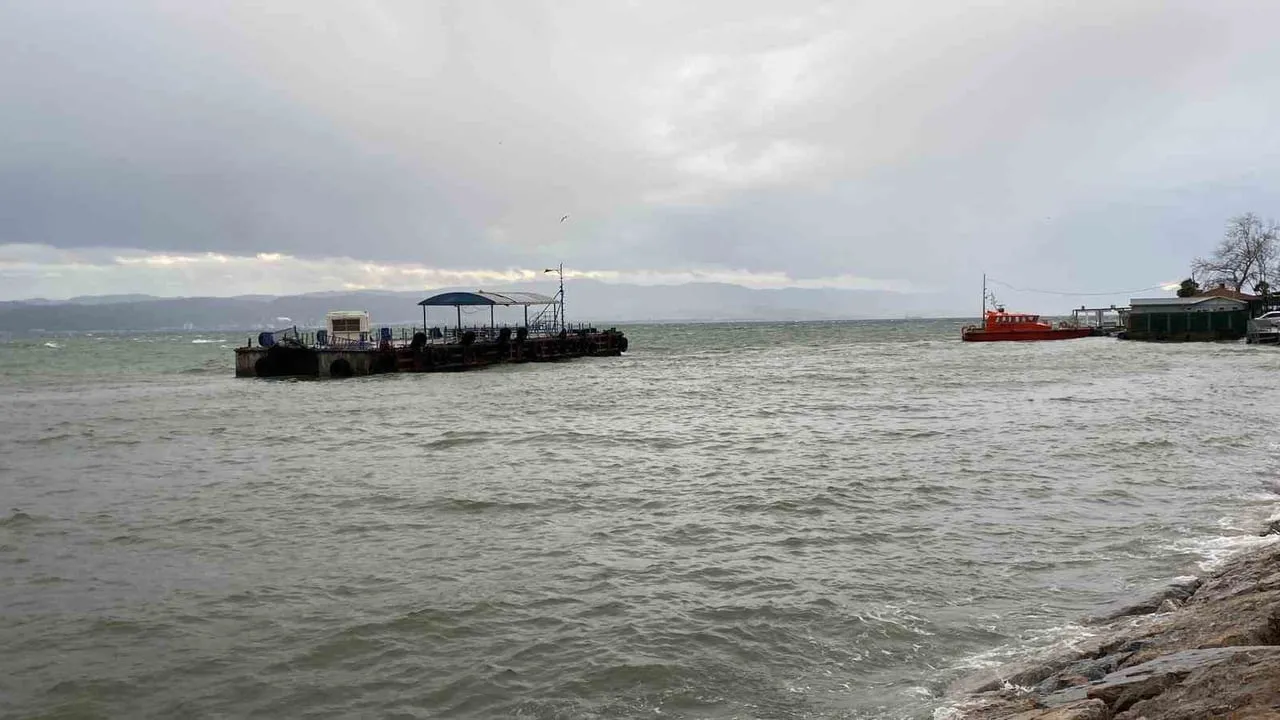 Eskihisar-Topçular hattında feribot seferleri fırtına nedeniyle geçici olarak durduruldu