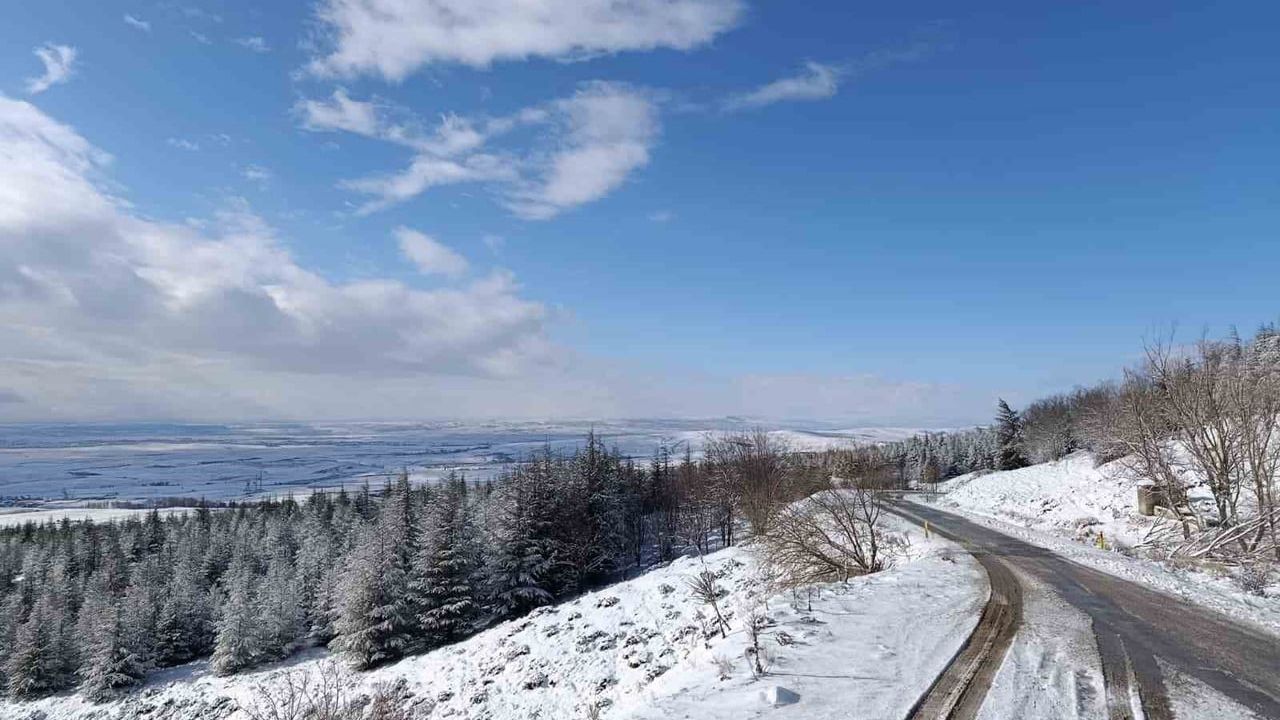 Eskişehir Bektaşpınar Yolunda Kartpostallık Kar Manzaraları Oluştu