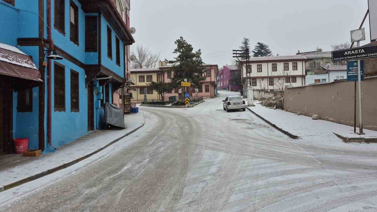 Eskişehir beyaza büründü: Odunpazarı Evleri kartpostallık görüntüler sundu