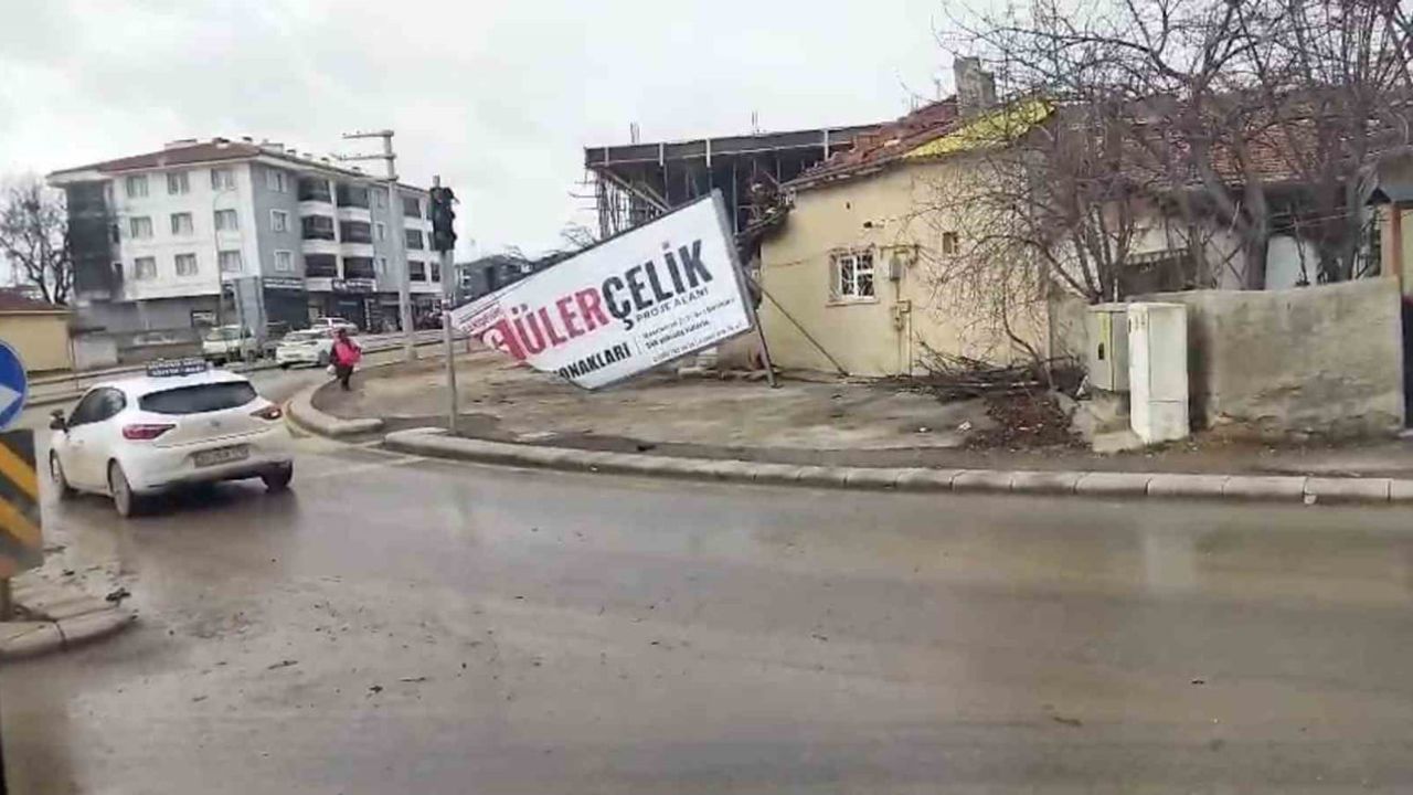 Eskişehir Çankaya Mahallesi'nde fırtına maddi hasara yol açtı