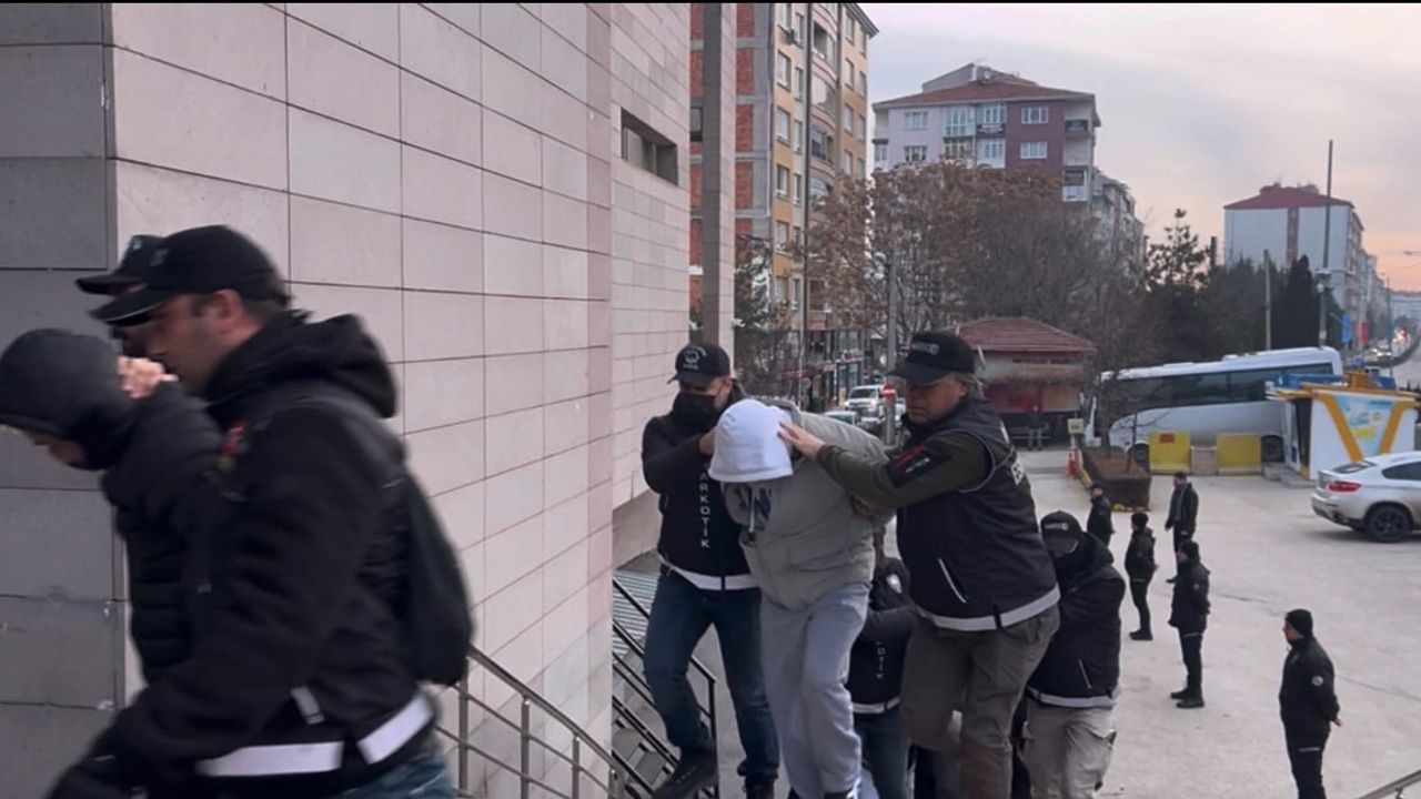 Eskişehir'de 16 Adrese Eş Zamanlı Uyuşturucu Operasyonu: 7 Kişi Tutuklandı