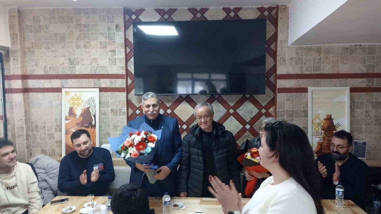 Eskişehir'de 1997'de İlkokula Başlayanlar 24 Yıl Sonra Öğretmenleriyle Buluştu