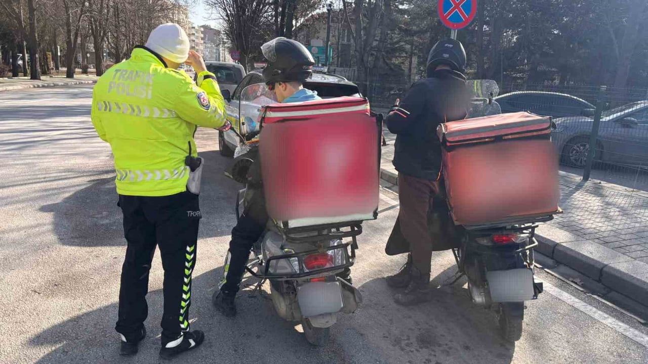 Eskişehir'de 205 motosiklet ve motorlu bisiklet sürücüsü denetlendi; 50 kişiye ceza