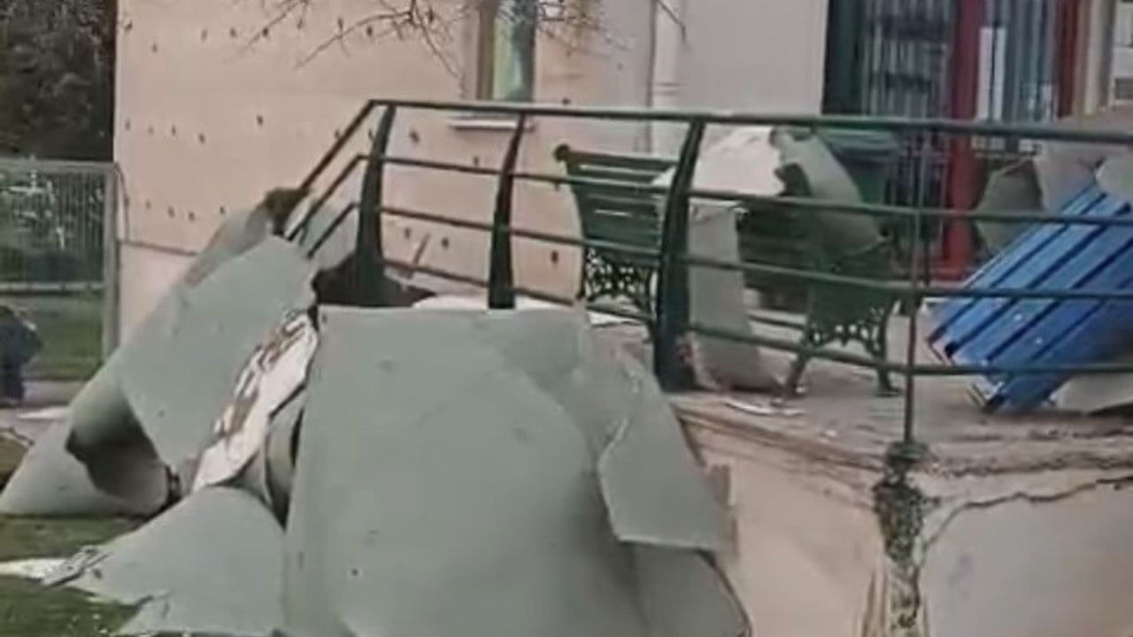 Eskişehir'de 75. Yıl Mahallesi fırtınadan etkilendi: ağaç devrilmeleri ve pazar çatısı hasarı