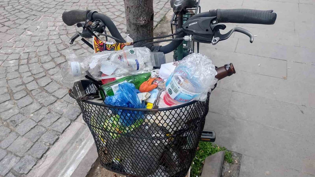 Eskişehir'de ağaca kilitli bisikletin sepeti çöp yığınına döndü