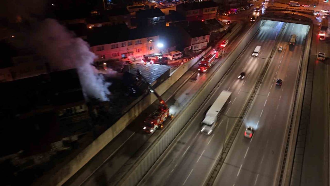 Eskişehir'de ahşap malzemelerin bulunduğu depo yangını kontrol altına alındı
