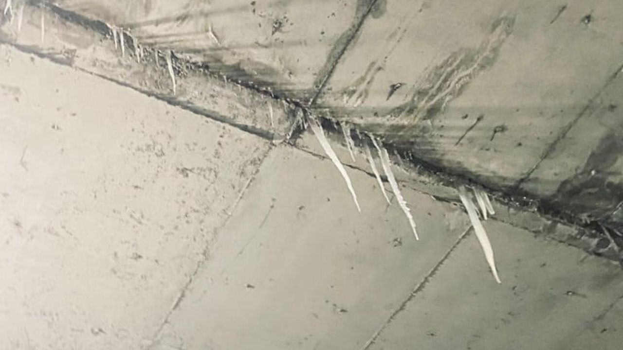 Eskişehir'de alt geçitte oluşan buz sarkıtı aracın ön camını kırdı