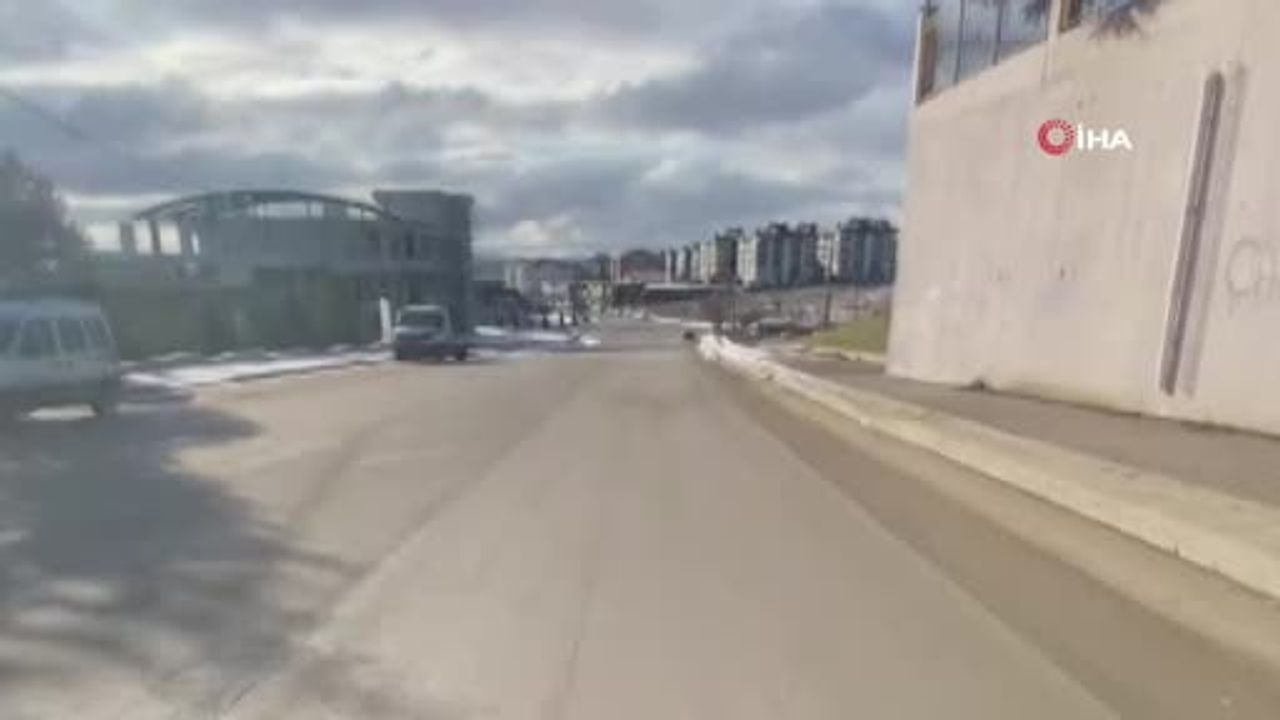 Eskişehir'de aniden yola çıkan otomobile çarpmaktan kıl payı kurtulan motosiklet sürücüsünün kask kamerası kaydı