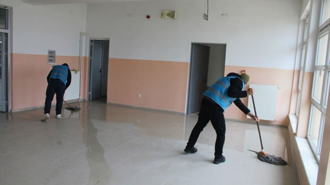 Eskişehir'de ara tatilde okulların bakımı yükümlüler tarafından gerçekleştiriliyor