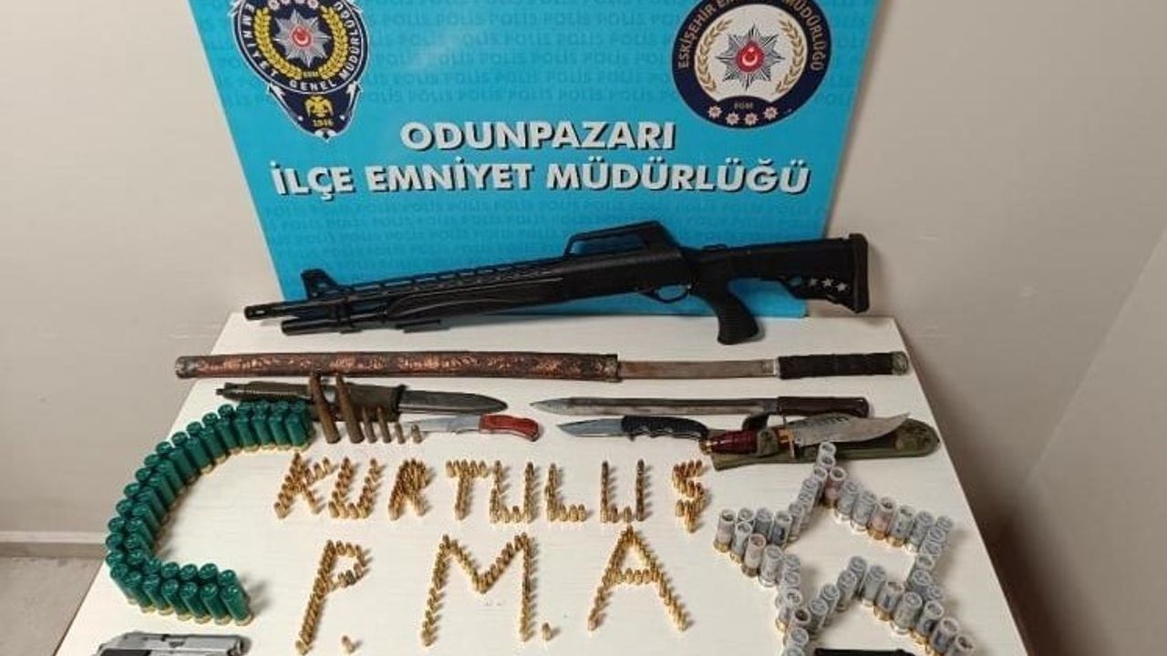 Eskişehir'de bisikletle çarpma sonrası silahla tehdit: Şüphelinin iş yerinde çok sayıda silah ve mermi ele geçirildi