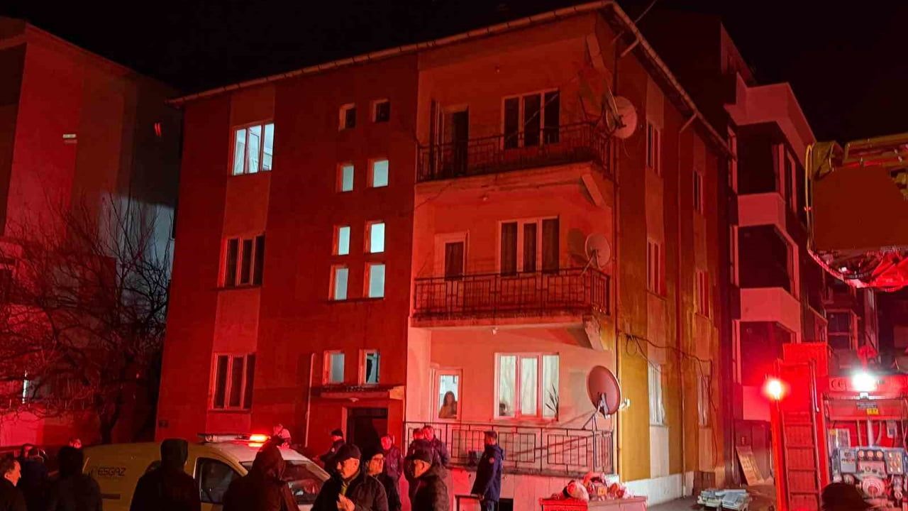 Eskişehir'de bunalıma girdiği öne sürülen kişinin evinde küçük çaplı yangın söndürüldü