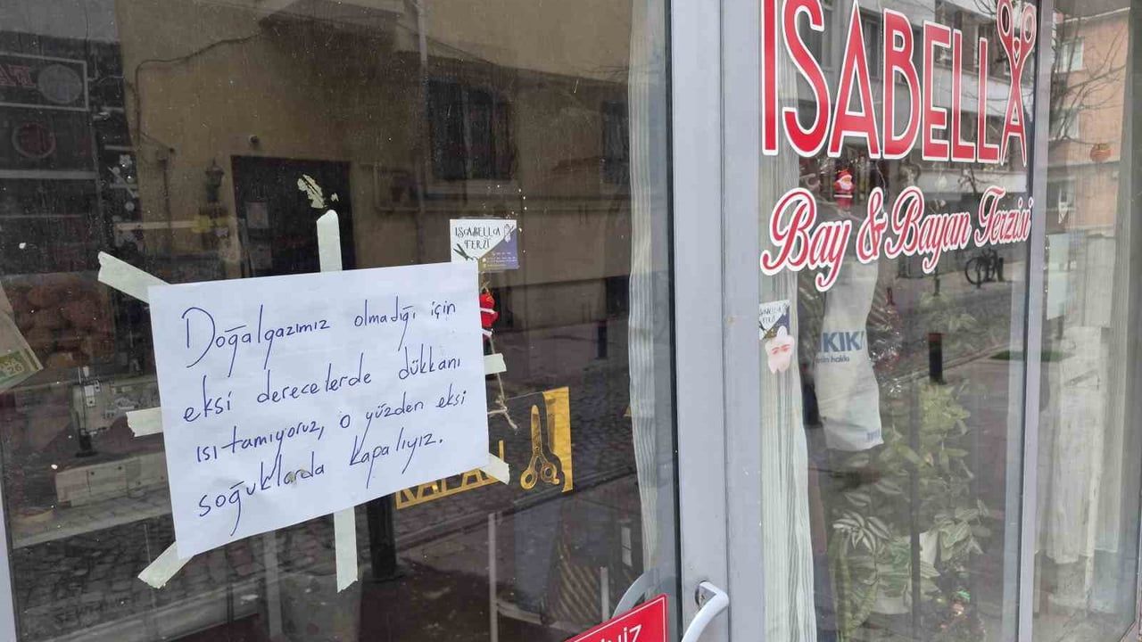 Eskişehir'de doğalgaz eksikliği nedeniyle soğuk günlerde kapanan terzi dükkanı