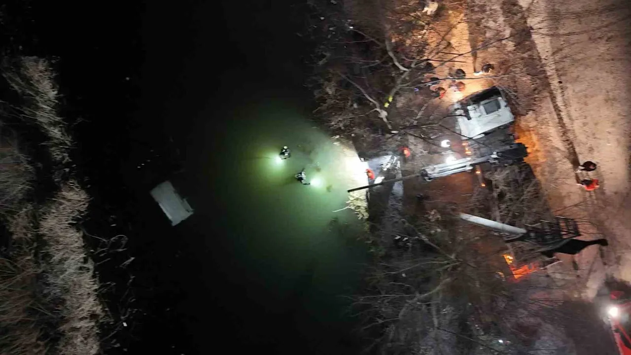 Eskişehir'de el freni çekilmeyen panelvan Porsuk Çayı'na düştü; araç 4 saatte çıkarıldı