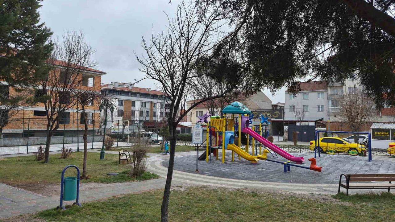 Eskişehir'de Emek Mahallesi parkları soğuk havada boş kaldı