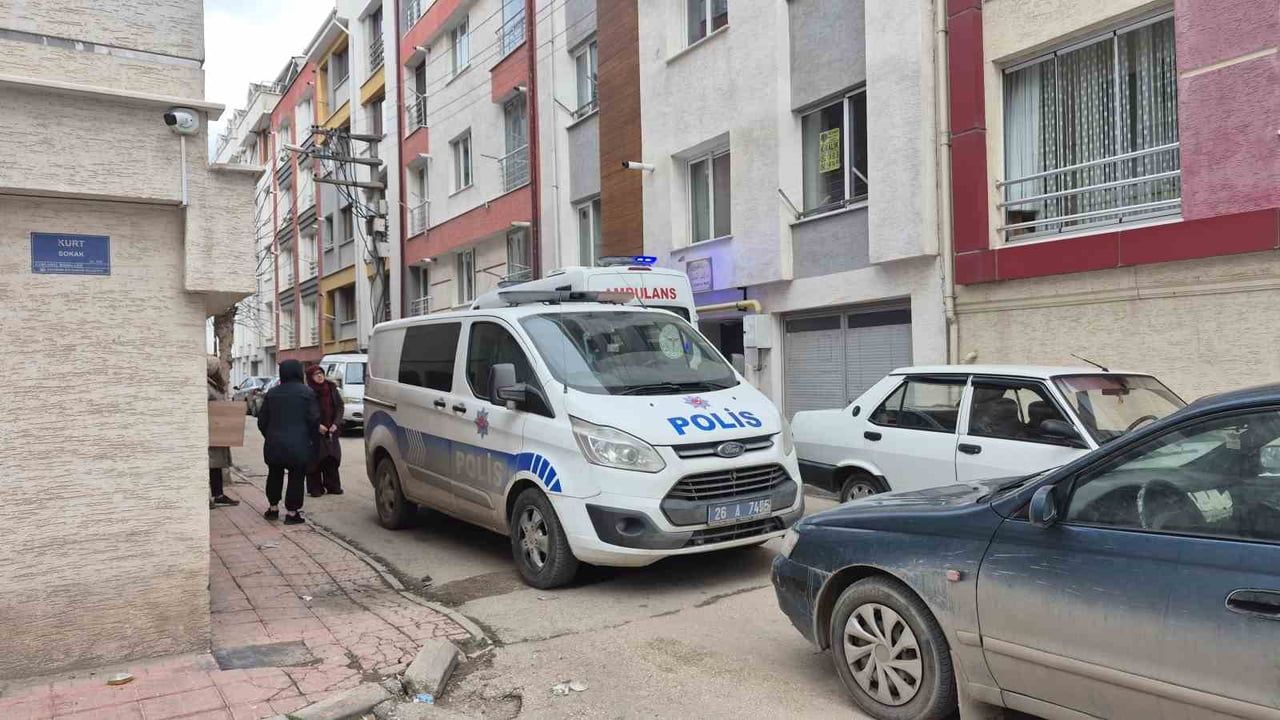 Eskişehir'de evinde düşen 86 yaşındaki kadın polis kapıyı kırarak kurtardı