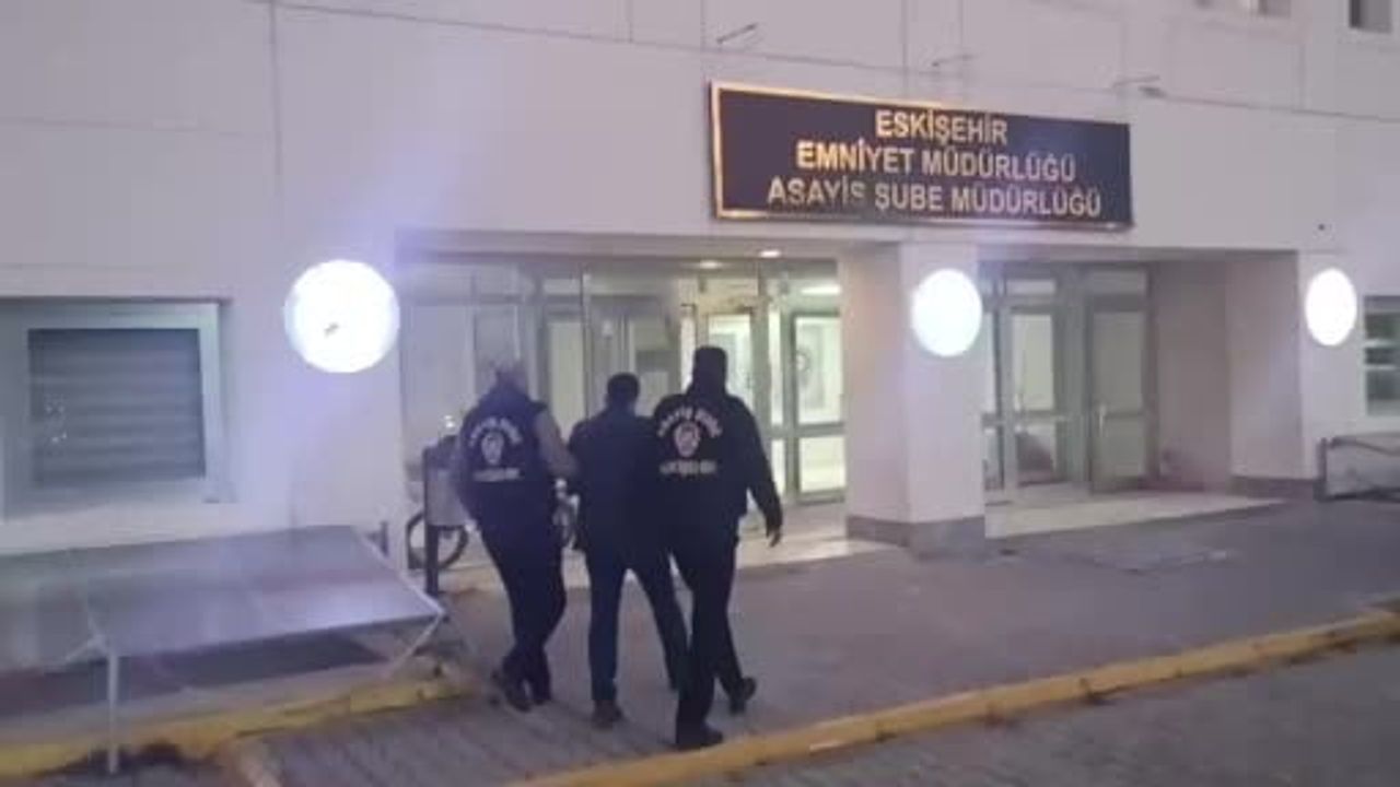 Eskişehir'de farklı suçlardan 52 yıl hapisle aranan 3 şahıs yakalandı