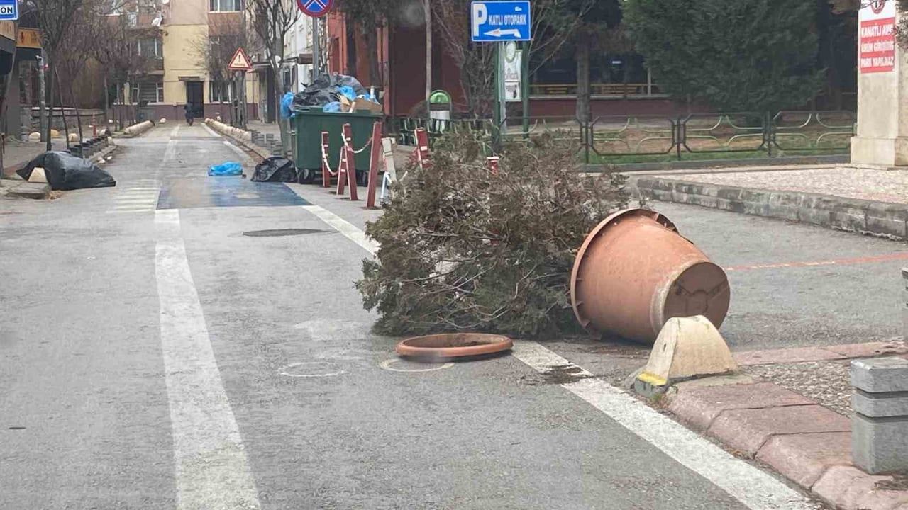 Eskişehir'de fırtına yağmurla birlikte şiddetlendi: yetkililer uyardı