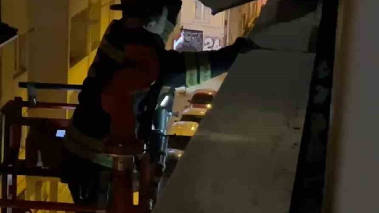 Eskişehir'de fırtınada sarkan metal parça itfaiye ekiplerince kaldırıldı