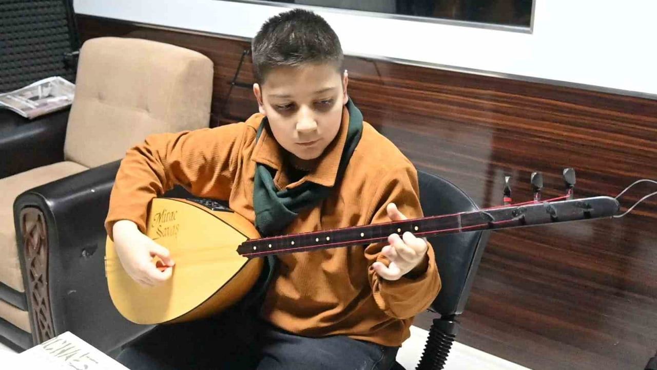 Eskişehir'de Gençlerle Yeniden Canlanan Bağlama: Anne Hayalini Oğlu Gerçekleştirdi