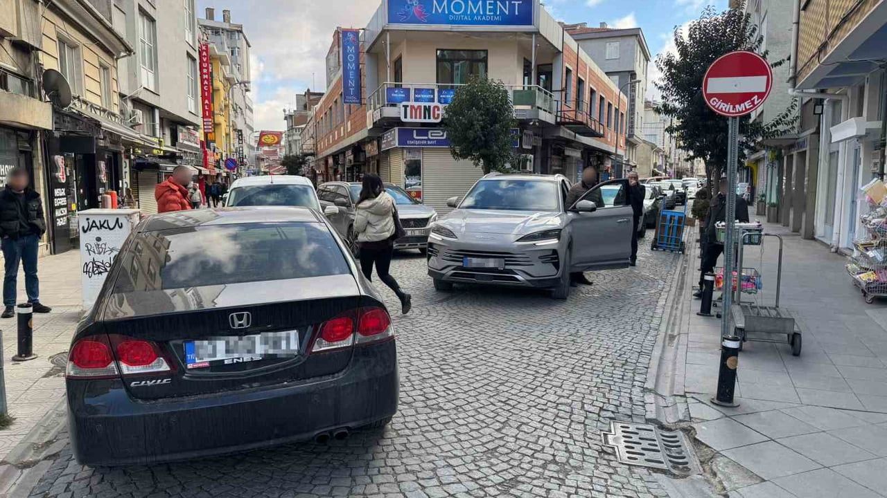 Eskişehir'de Hatalı Park Trafiği Kilitledi: Demirciler ve Ertuğrul Bey Sokak Kavşağında Gerginlik