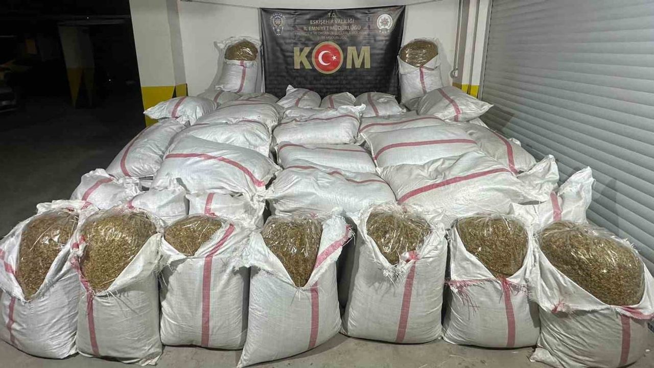 Eskişehir'de iki operasyonda 7 milyon 300 bin bandrolsüz makaron ve 1 ton 104 kilogram kaçak tütün ele geçirildi