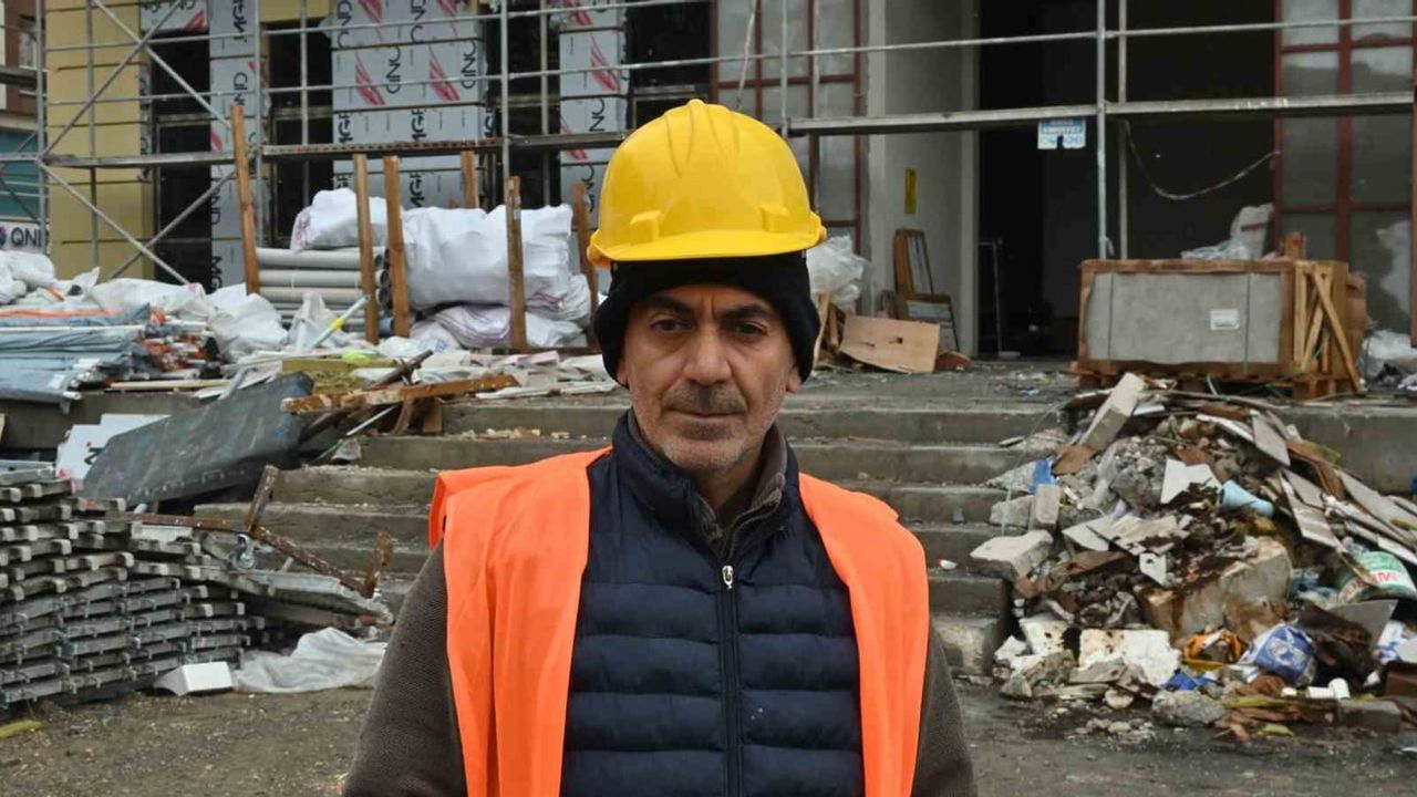 Eskişehir'de inşaat işçileri soğukta iç mekan ısıtıcılarıyla montsuz çalışıyor