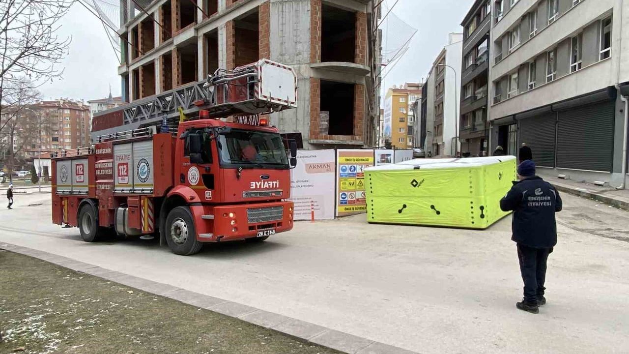 Eskişehir'de inşaatın 8’inci katında intihar girişimi eşiyle görüştürülünce sonlandırıldı