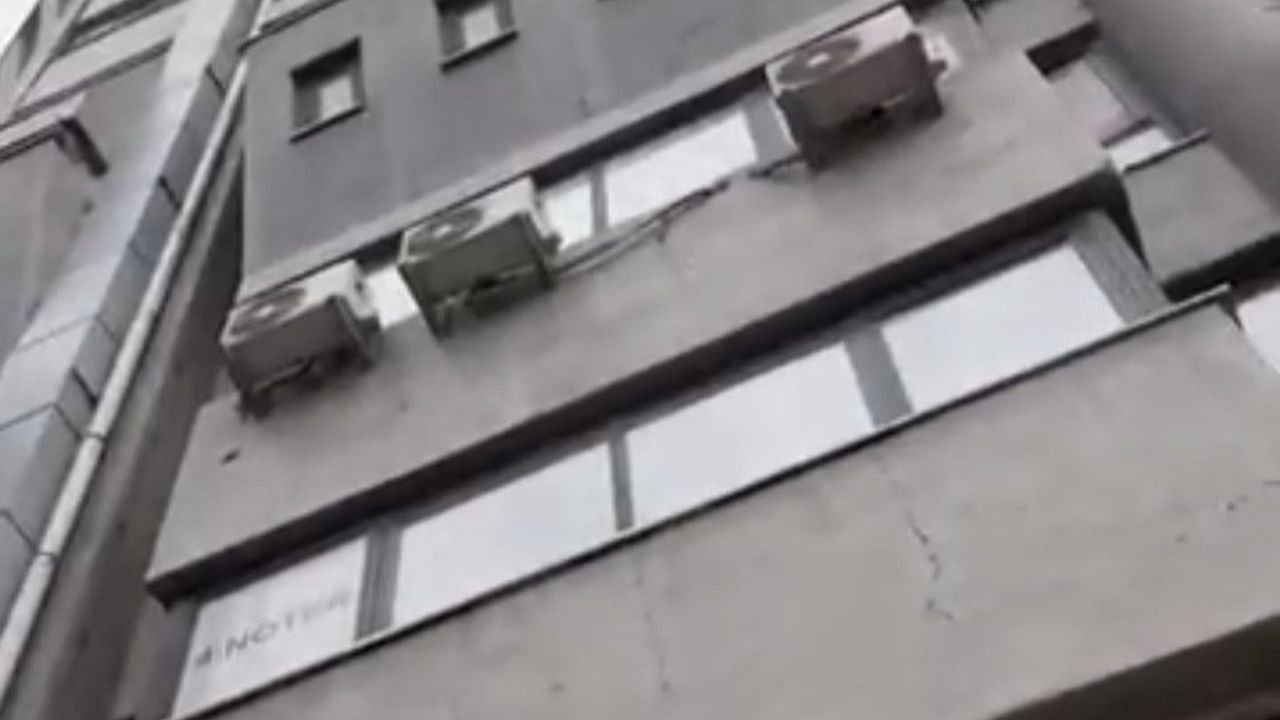 Eskişehir'de iş hanından düşen taşlar, park halindeki motosikletlere zarar verdi