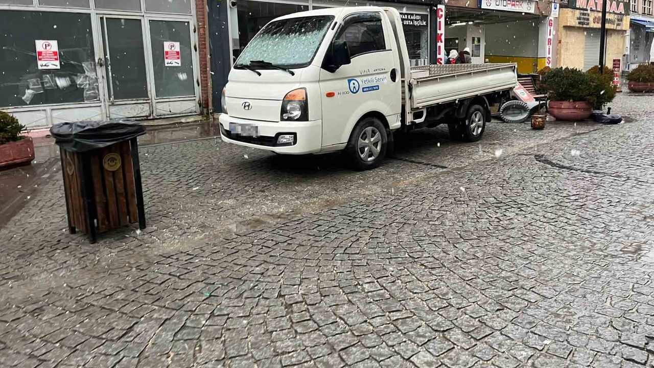 Eskişehir'de kamyonet üç araçlık park alanını tek başına işgal etti